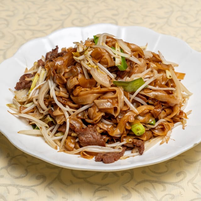 乾炒牛河 [Beef Chow Fun] Lunch.