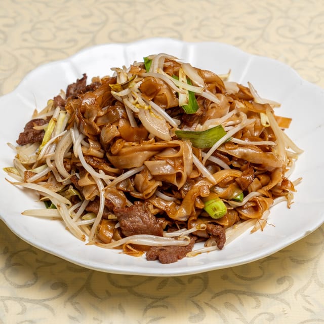 味菜牛肉炒河 [Beef Chow Fun & Preserved Green].