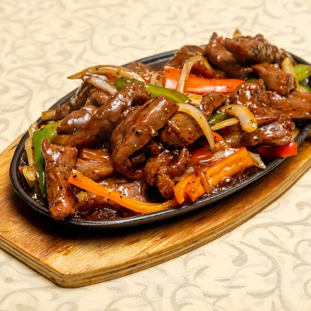 黑椒牛柳條煲 [Sizzling Beef with Black Pepper Sauce].