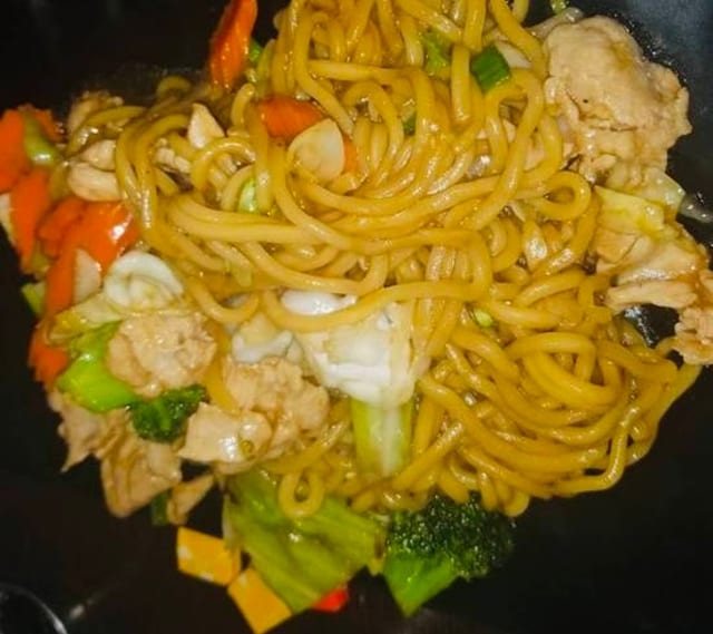 蕃茄牛炒麵 [Tomato Beef Chow Mein].